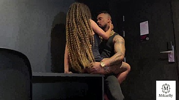 Fodi com meu chefe na hora do almoço. Novinha casada, cheia de tesão, vai almoçar e fode com o chefe pauzudo.