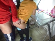 Hijastra mira sexo lésbico en pornhub, llega el padrastro, la folla por el culo y se corre dentro