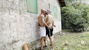 fudendo o pr1m0 atras da casa da minha avo