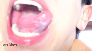 Delicioso boca abierta con mucha saliva