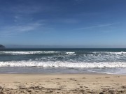 Corriendo desnudo por la playa a cámara lenta