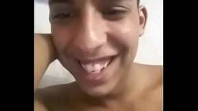 Novinho carioca mostrando a linguinha louco para chupar