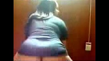 Mi prima me muestra las nalgas en mi cara
