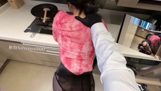 操了困在洗衣机里的继母