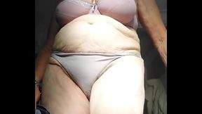 Oma neukt harige kut met komkommer