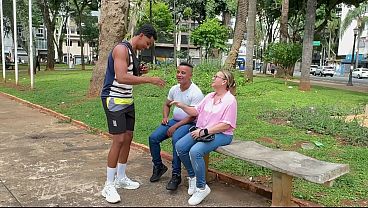 MASSAGEM COM MILF PART 1. Ofereci meus servi&ccedil_os de massagem a um casal a esposa logo quis relaxar gostoso a safada me deu a bucetinha na frente do marido durante a massagem
