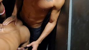 suruba de carnaval no taurus cruising bar atores amigos dotados fodem sem capa, bareback em clima de festa no glory hole renbri carioca