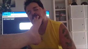 Chupando pies y polla 1