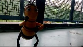 BEE MOVIE a abelha bee movie fudendo gostoso a humana sem d&oacute_ nem piedade na escola (BRASIL)