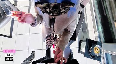 Coquine Française suce et fume une cigarette sur le balcon smoking fétish-Clara Ose