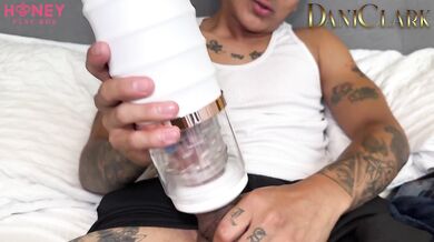 MY LOVES TO SEE ME MASTUBATING WITH MY NEW TOY