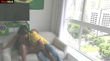 FLAGRA DURANTE O JOGO DO BRASIL NA COPA TORCEDOR FODENDO A MORENA GOSTOSA