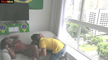 FLAGRA DURANTE O JOGO DO BRASIL NA COPA TORCEDOR FODENDO A MORENA GOSTOSA