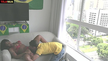 FLAGRA DURANTE O JOGO DO BRASIL NA COPA TORCEDOR FODENDO A MORENA GOSTOSA