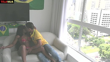 FLAGRA DURANTE O JOGO DO BRASIL NA COPA TORCEDOR FODENDO A MORENA GOSTOSA