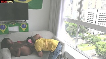 FLAGRA DURANTE O JOGO DO BRASIL NA COPA TORCEDOR FODENDO A MORENA GOSTOSA