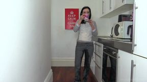 Grey jeans in the kitchen