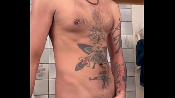 je sors de la douche.. je suis tout mouill&eacute_.. tu viens m&rsquo_aider &agrave_ me s&eacute_cher...