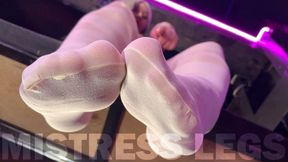 Under the Feet of the Mistress in White Pantyhose on the Bar Counter (MP4 HD)