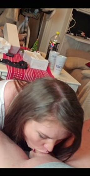 Storbröstad svensk milf får din kuk att spruta joi