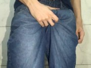 tirando a roupa e se masturbando no banheiro