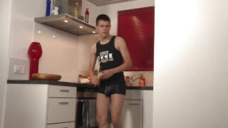 口交，射精，骑乘，无套，阴茎 – 山姆·布鲁克斯身穿皮衣，被肛交