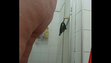 Pamela Pantera tomando um banho de ervas bem gostoso .