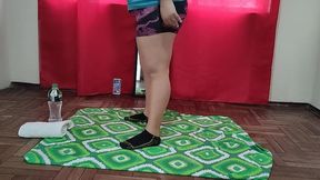 mi madrastra me pide ayuda para hacer unos ejercicios que no puede hacer sola cuando le intento ayuda tengo una errecion y ella me ayuda follandome