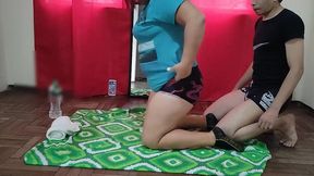 mi madrastra me pide ayuda para hacer unos ejercicios que no puede hacer sola cuando le intento ayuda tengo una errecion y ella me ayuda follandome