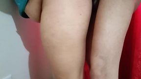 mi madrastra me pide ayuda para hacer unos ejercicios que no puede hacer sola cuando le intento ayuda tengo una errecion y ella me ayuda follandome