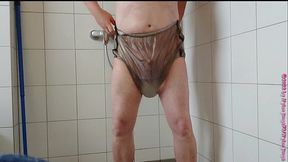 Inkontinenz-Test von Nylonjunge 3 ** Gummihose **