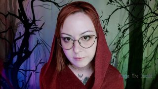 Une cosplayeuse du Chaperon Rouge suce un gros gode