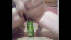 I DON'_T HAVE A DILDO SO I HAD TO IMPROVISE AND USE A PLASTIC BOTTLE FILLED WITH WATER