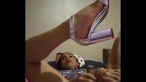 En mi cama con vestido y tacones sexy me masturbo