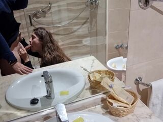pareja se graba en baño de un hotel
