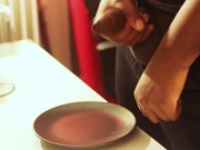 Etudiant se vide les couilles et te sert une assiette pleine de sperme à lécher
