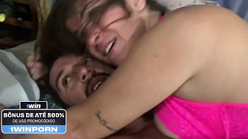 Fudendo a patricinha na frente do corno do namorado dela