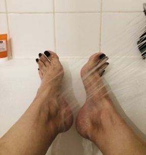 My Feet Under the Shower. Mes pieds sous la douche.