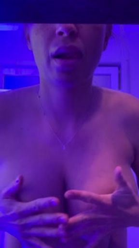 Preggo Lola Sky quick masturbation with happy end squirt at the tanning salon