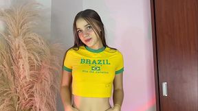 Mi HIJASTRA me hace un striptease llena de aceite con grandiosa mamada