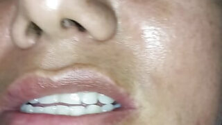 Gái điếm tóc nâu nghiệp dư đang thủ dâm