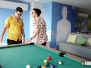 Asi juegan los amigos heteros en el pool