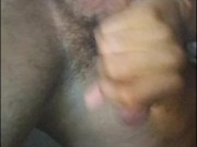 batendo uma com a perna aberta deitado