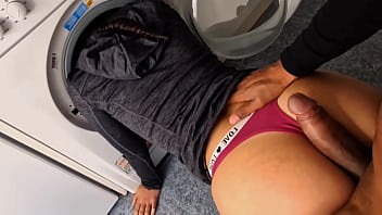 Mi hermanastra se queda atrapada en la lavadora y la ayud&oacute_ a salir con mi poderosa verga