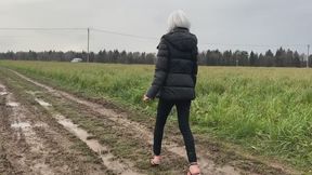The girl was returning from a walk and wanted to go home, but found that the car had run out of gas, she could not call for help and was trying to push the car