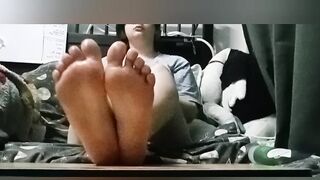 Trans dude oils up his soles