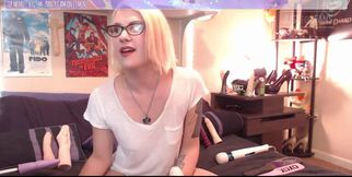 Live Show: Huge Dildo Suck N' Fuck