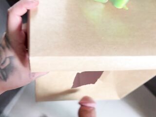 Mi hermanastra me pide regalo e cumpleaños y le doy una dua folada