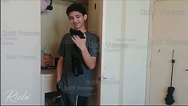 O novinho Erick Rosa de 18 anos meteu com for&ccedil_a no cu da g&oacute_tica rabuda Rubi Torres, que gemia alto enquanto tirava a virgindade do garoto inexperiente.