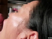 Cammina nuda per strada in pubblico, scopa in hotel e succhia il cazzo e la sborra in bocca